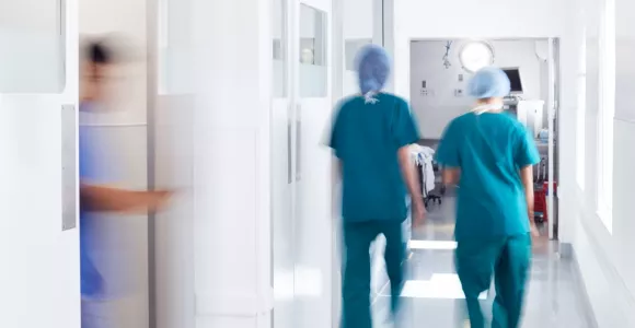 Médecins dans un couloir d'hôpital
