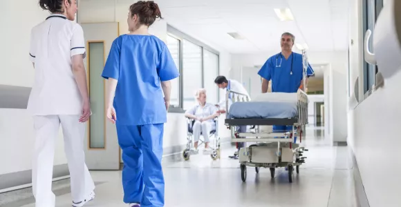 Des prestataires de soins dans un couloir d'hôpital