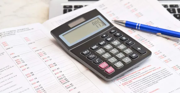 Une calculatrice sur une feuille d'impôts