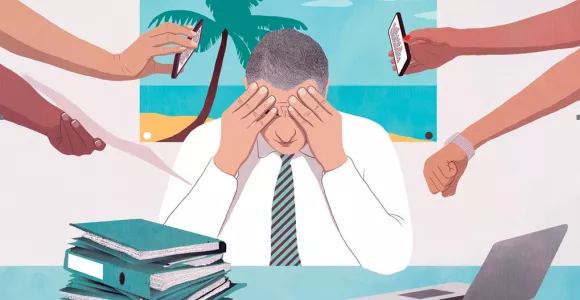 Senior au travail devant son bureau