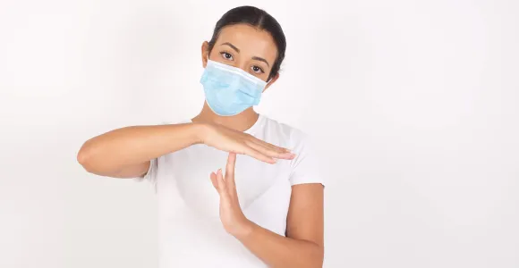 Une infirmière fait le signe du temps mort
