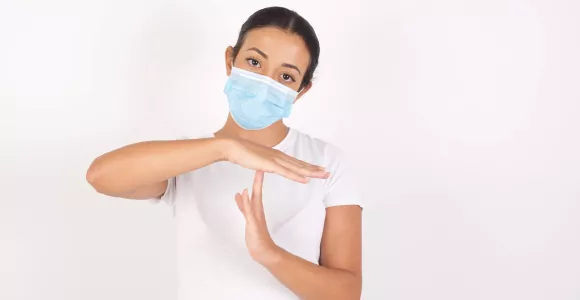 Une infirmière fait le signe du temps mort
