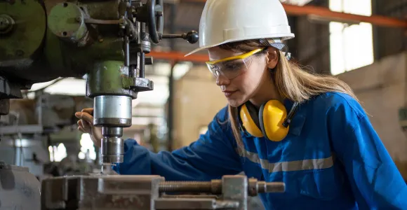 Une jeune femme en tenue de sécurité à l'usine