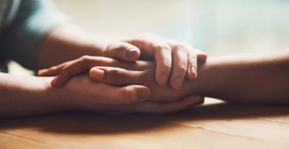 Deux personnes se tiennent les mains