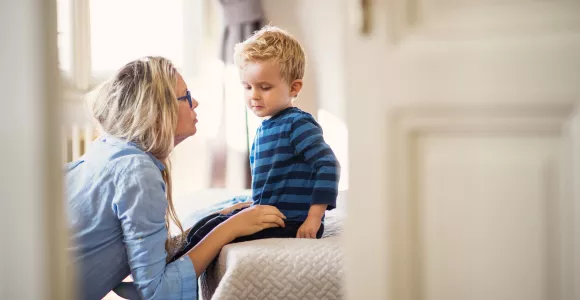 Une maman parle à son enfant