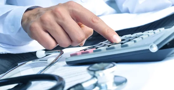 Un médecin utilise une calculatrice