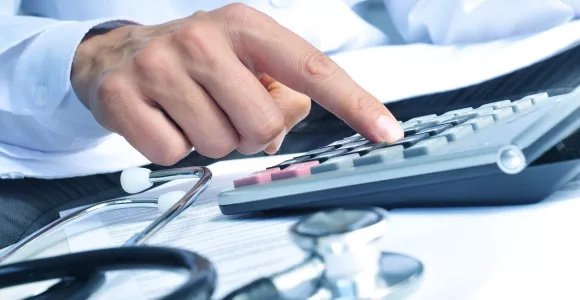 Un médecin utilise une calculatrice