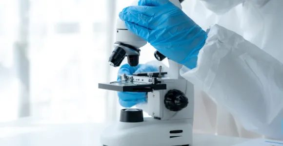 Un chercheur avec un microscope