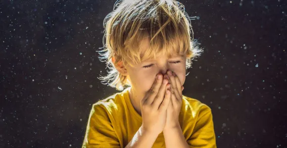 Un enfant qui éternue