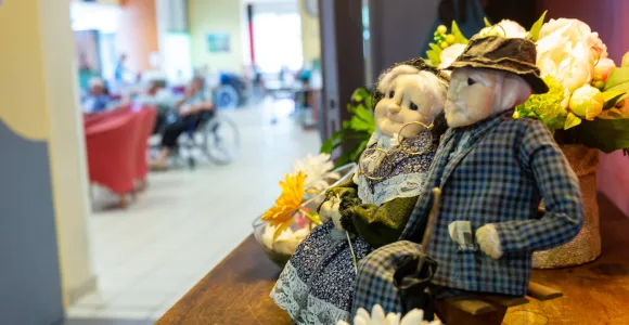 Deux poupées représentant un couple de personnes âgées