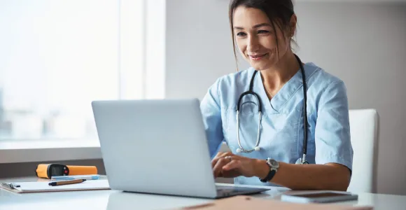 Une prestataire de soins utilise un ordinateur portable