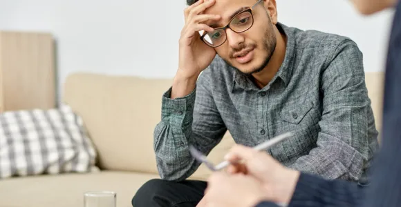 Un homme en consultation psy