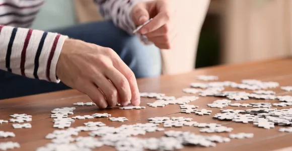 Homme faisant un puzzle 