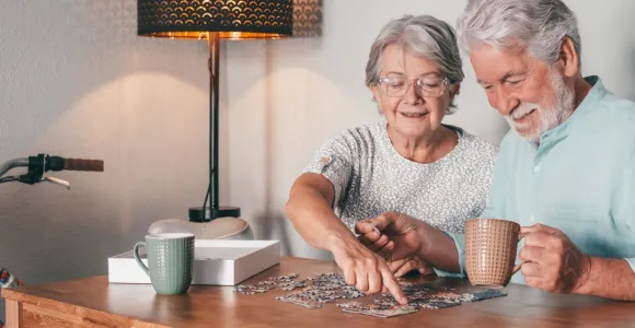 Deux seniors réalisent ensemble un puzzle
