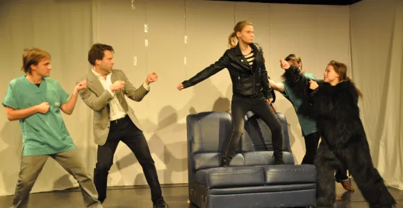 Des comédiens jouent une scène d'une pièce de théâtre