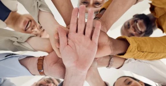 Un groupe de personnes unissent leurs mains