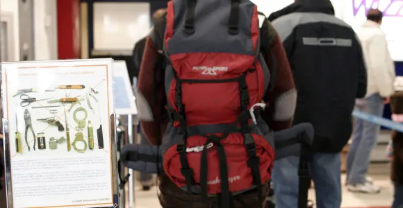 Des voyageurs dans le couloir d'un aéroport