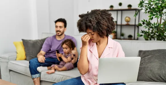 Femme qui peine à travailler alors que son enfant est à côté