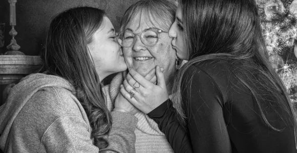 Une grand mère et ses deux petites filles