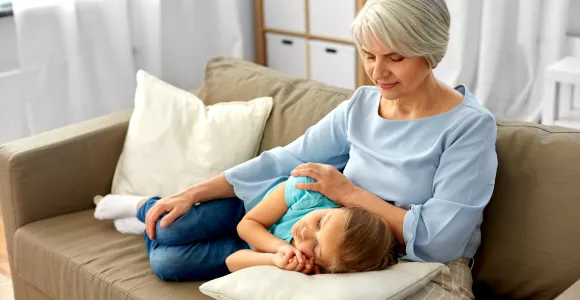 une grand mère avec sa petite fille