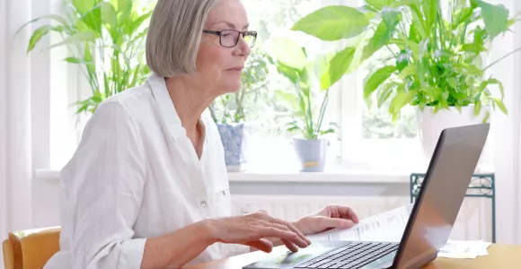 femme âgée devant un pc portable