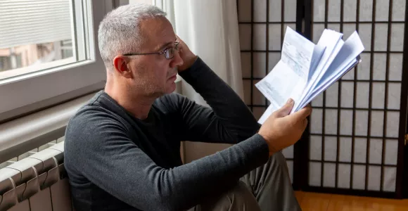 Homme qui regarde ses factures