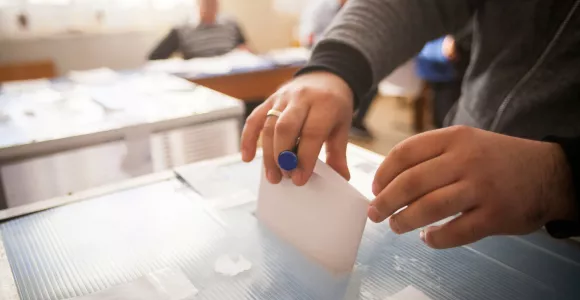 Personne qui vote 