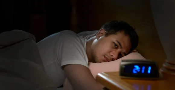 Homme qui fait une insomnie 