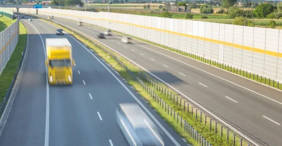 Véhicules roulant sur l'autoroute