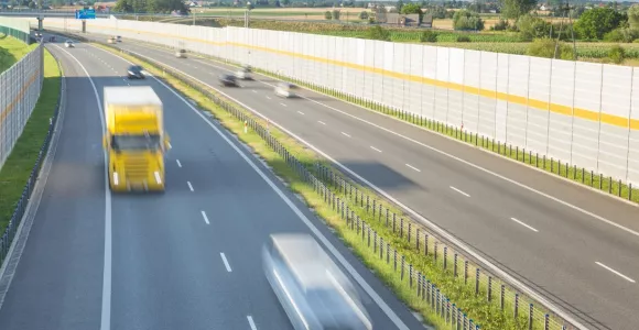 Véhicules roulant sur l'autoroute