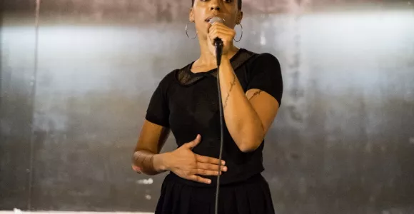 Lisette Lombé micro en main