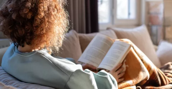 Une femme lit un livre