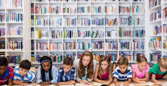 Photo d'enfants qui lisent dans une bibliothèque