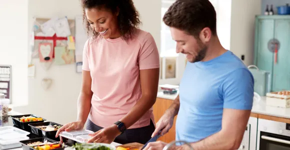 Couple qui cuisine 