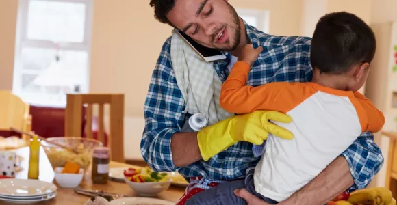 Un homme portant un bébé dans les bras