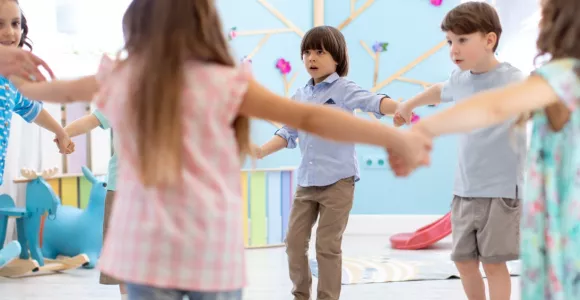 Un groupe d'enfant en cercle se tenant par la main