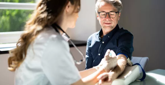 Un prestataire médical fait une prise de sang à un patient