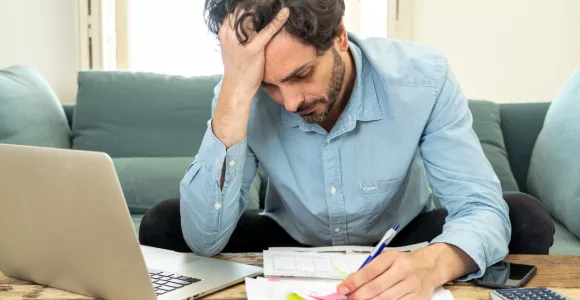 Homme exaspéré devant une facture