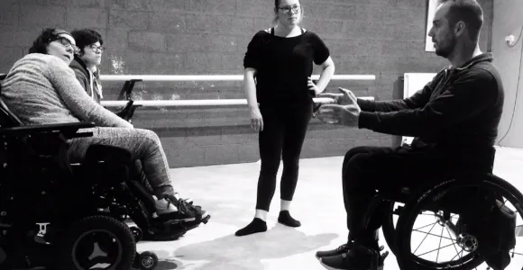 Salle de danse personnes en fauteuils roulants