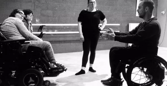Salle de danse personnes en fauteuils roulants