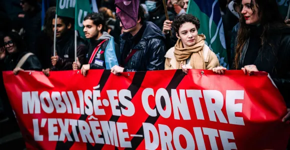 foule tenant une bâche contre l'extrême-droite