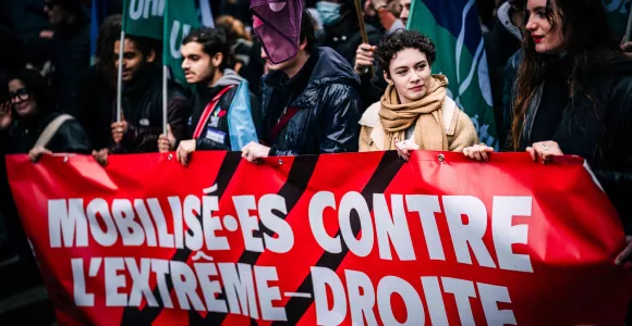 foule tenant une bâche contre l'extrême-droite