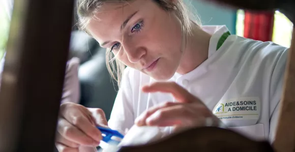 infirmière avec veste blanche logotée ASD