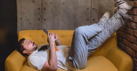 homme couché dans un canapé 