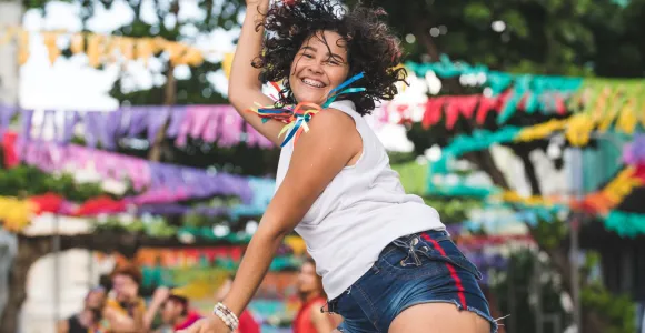 jeune fille souriante qui saute en l'air 