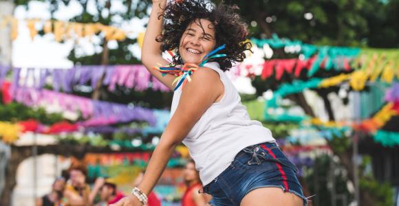 jeune fille souriante qui saute en l'air 