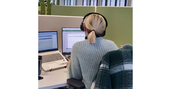 Une téléconseillère de la MC à son poste de travail