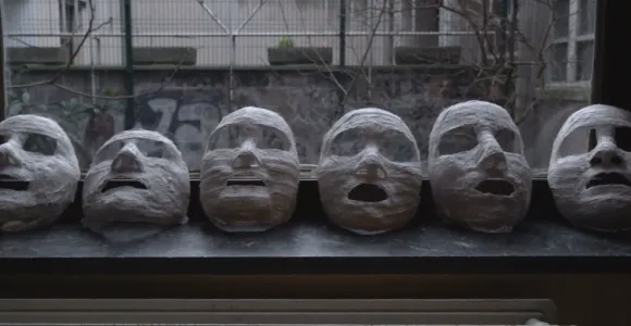 6 masques de visages alignés