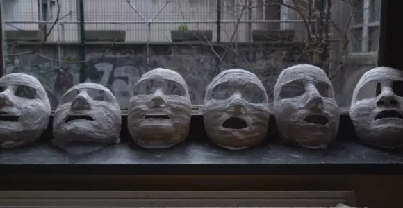 6 masques de visages alignés
