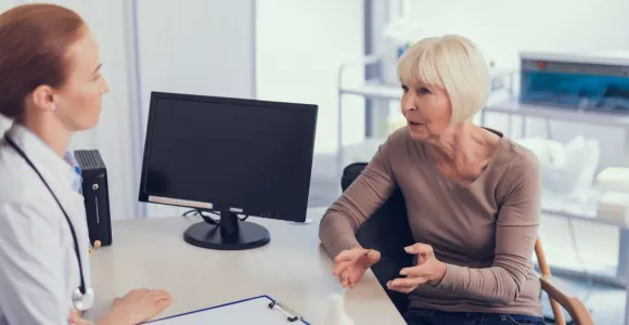 Une patiente en consultation chez le médecin
